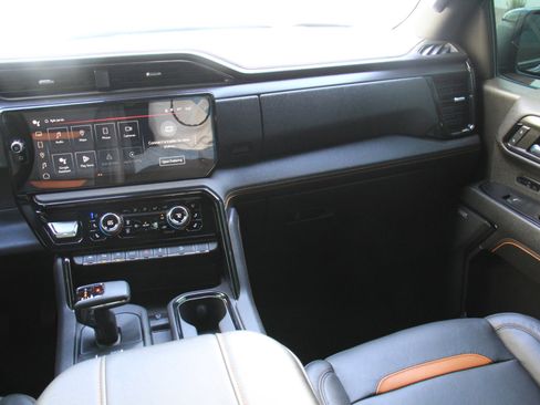 Used 2024 GMC Sierra 1500 AT4 w/ Technology Package image 10