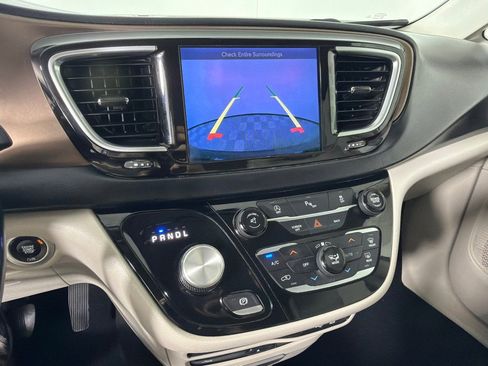 Used 2017 Chrysler Pacifica Touring-L Plus image 16