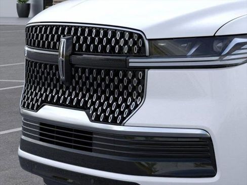 New 2026 Lincoln Navigator Reserve AWD/4WD image 17
