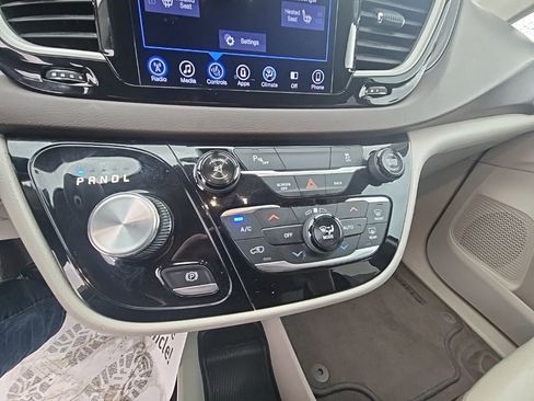 Used 2017 Chrysler Pacifica Touring-L w/ Tire & Wheel Group image 22