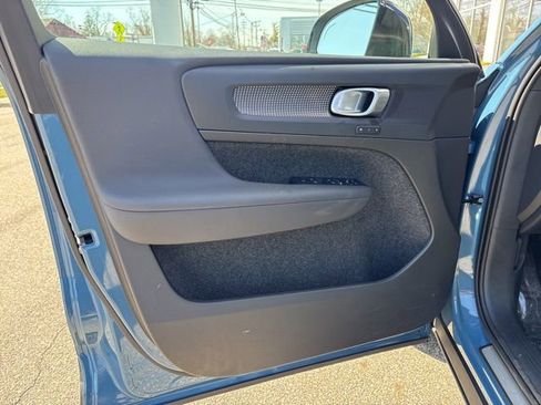 Used 2025 Volvo XC40 B5 Plus AWD/4WD image 17