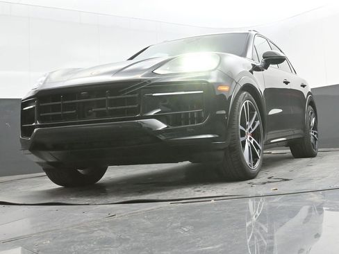 New 2025 Porsche Cayenne GTS image 32