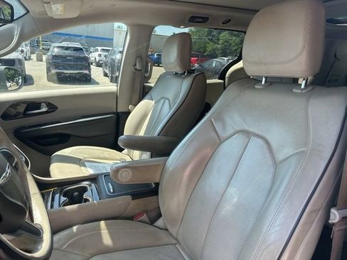 Used 2021 Chrysler Pacifica Limited AWD/4WD image 10