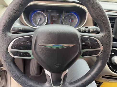 Used 2020 Chrysler Voyager Lxi image 15