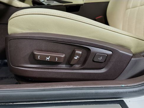 Used 2016 Lexus ES 350 w/ Luxury Package w/Wood Trim image 23