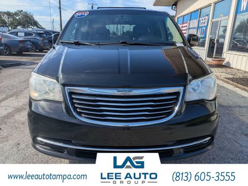 Used 2014 Chrysler Town & Country Touring FWD image 8