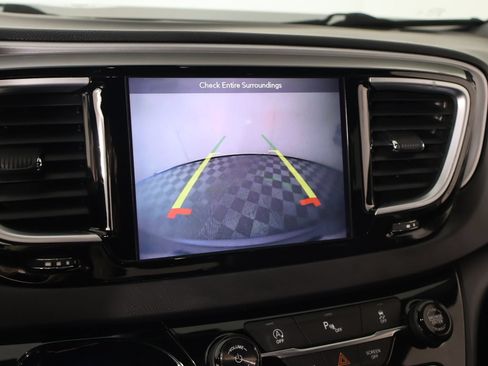 Used 2018 Chrysler Pacifica Touring-L Plus w/ S Appearance Package FWD image 6