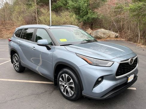 Used 2023 Toyota Highlander XLE image 7