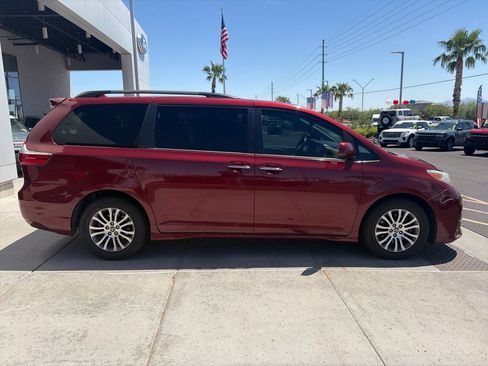 Used 2019 Toyota Sienna XLE FWD image 6