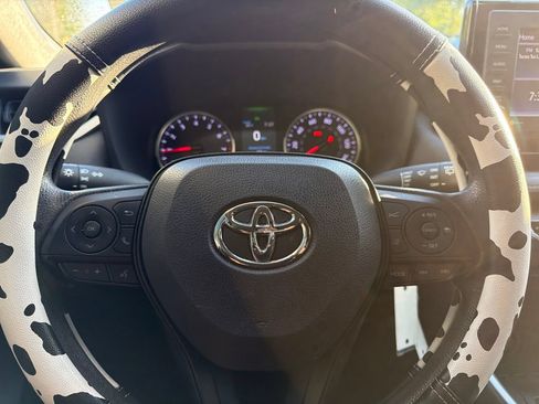 Used 2022 Toyota RAV4 LE FWD image 7