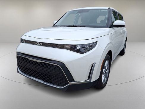 Used 2025 Kia Soul LX FWD image 5