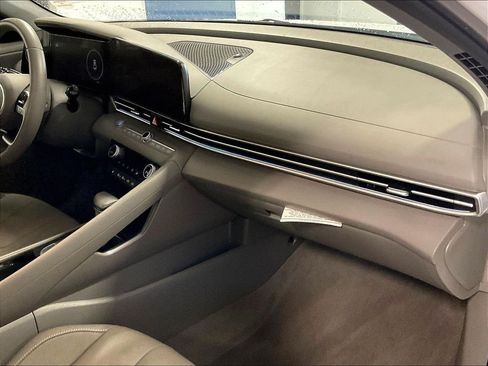 Certified 2025 Hyundai Elantra SEL FWD image 14