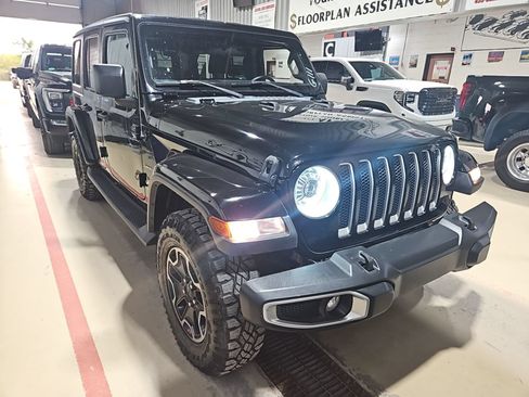 Used 2018 Jeep Wrangler Unlimited Sahara w/ Dual Top Group AWD/4WD image 5
