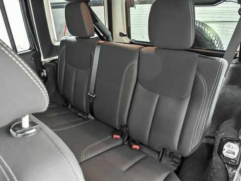 Used 2016 Jeep Wrangler Unlimited Sahara w/ Connectivity Group AWD/4WD image 17