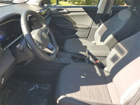 Certified 2025 Volkswagen Taos SE image 20