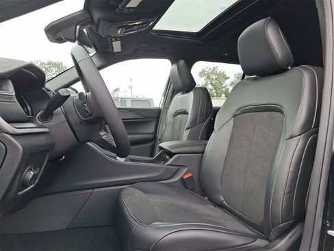 New 2025 Jeep Grand Cherokee Altitude image 8