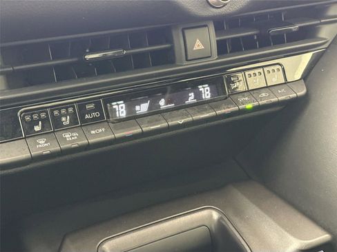 Used 2023 Toyota Crown Limited image 27