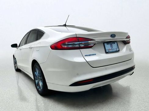Used 2017 Ford Fusion SE w/ Fusion SE Technology Package FWD image 4