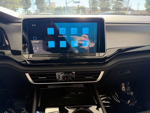 Used 2025 Volkswagen Atlas Cross Sport SE image 18