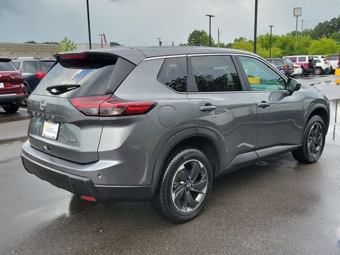 Used 2024 Nissan Rogue SV FWD image 3