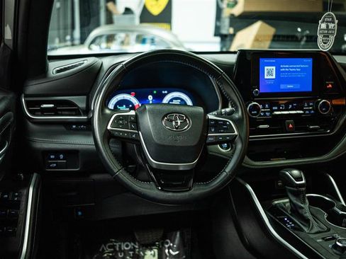 Used 2025 Toyota Highlander XSE AWD/4WD image 17