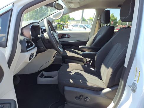 Used 2023 Chrysler Voyager LX FWD image 18