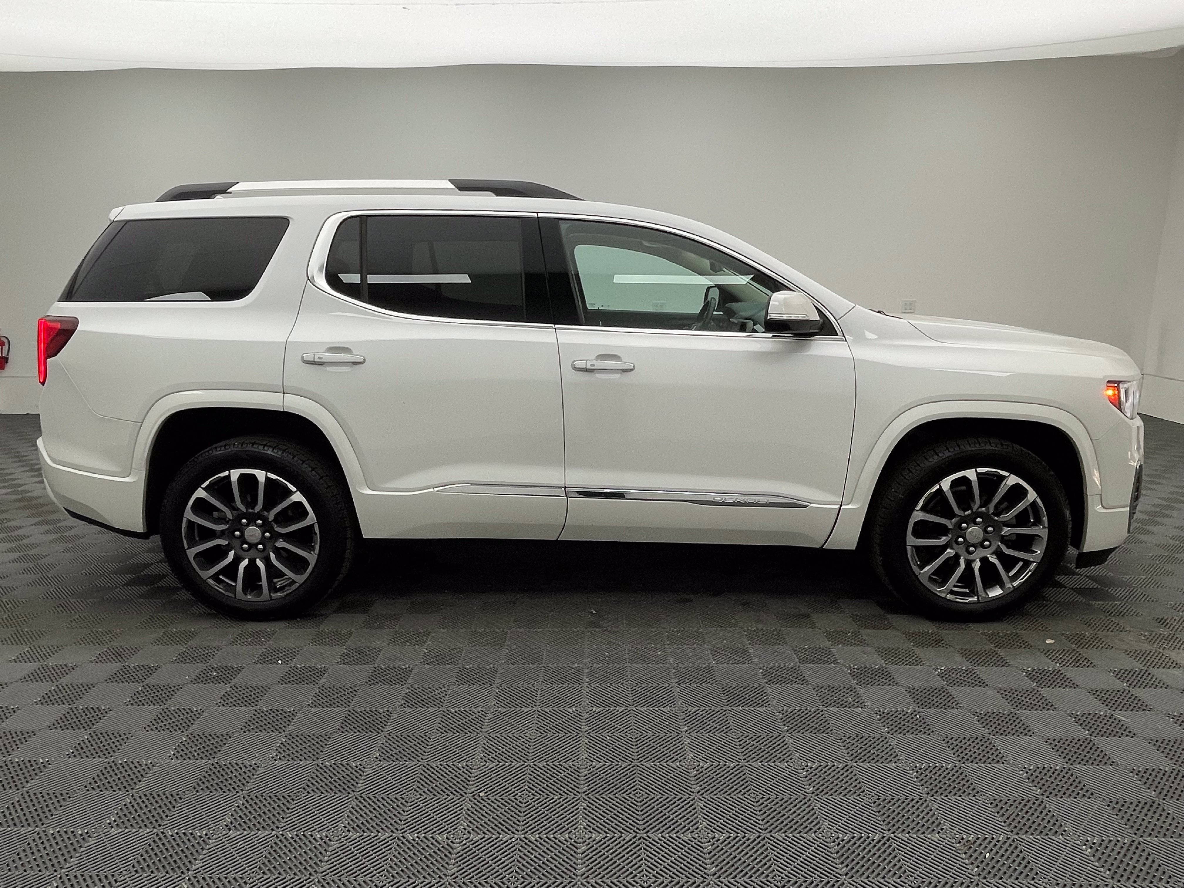 Used 2020 GMC Acadia Denali w/ Technology Package FWD image 7