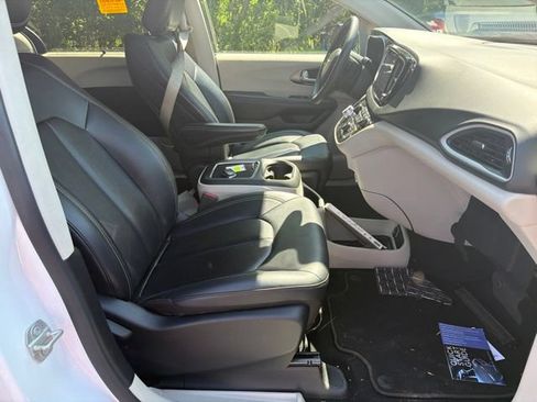 Used 2024 Chrysler Pacifica Touring-L FWD image 15