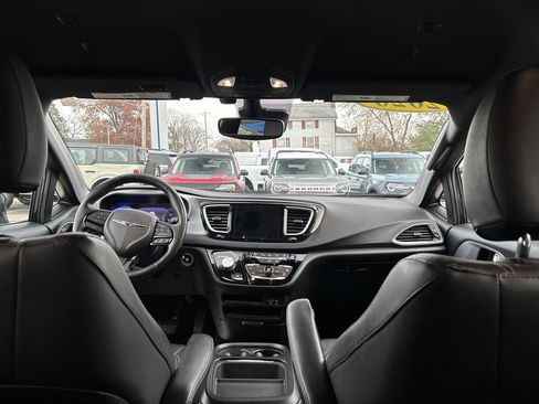 Used 2020 Chrysler Pacifica Touring-L w/ Advanced Safetytec Group image 20