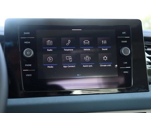 Used 2025 Volkswagen Jetta SE FWD image 12