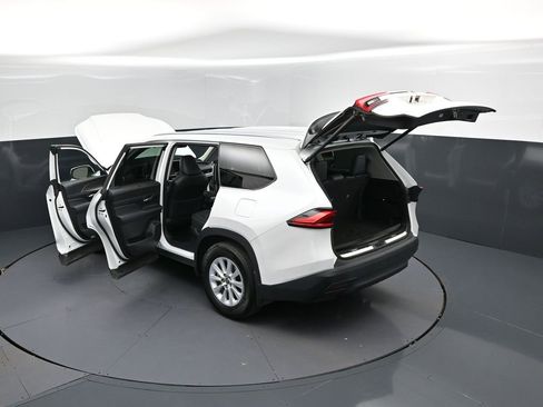 Used 2024 Toyota Grand Highlander XLE image 2