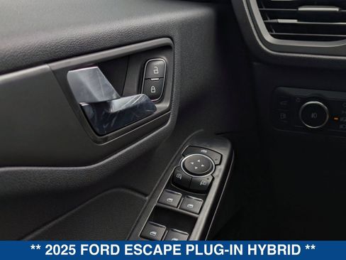 New 2025 Ford Escape SE image 25