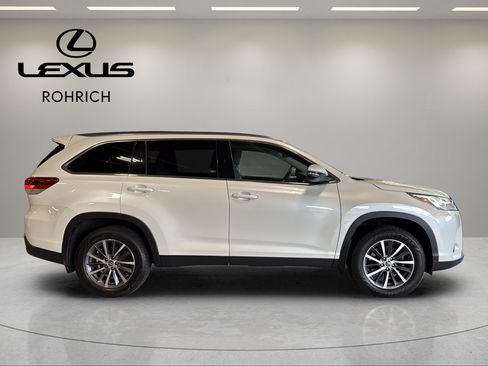 Used 2019 Toyota Highlander XLE AWD/4WD image 5