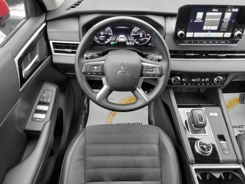 Used 2023 Mitsubishi Outlander SE image 11