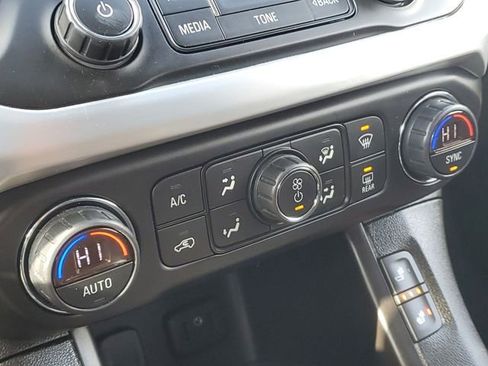 Used 2018 GMC Acadia SLE image 19