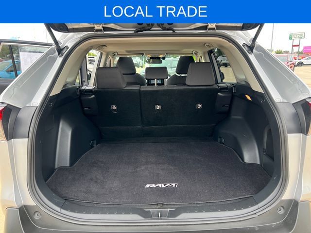 Used 2019 Toyota RAV4 XLE w/ Carpet Mat Package AWD/4WD image 17