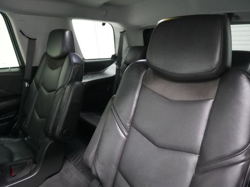 Used 2020 Cadillac Escalade Luxury RWD image 11