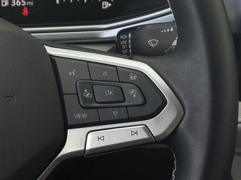 Used 2025 Volkswagen Taos SE image 15