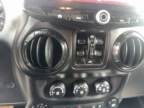 Used 2017 Jeep Wrangler Unlimited Sahara AWD/4WD image 17