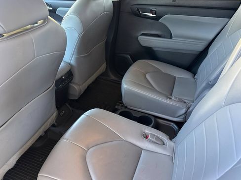 Used 2023 Toyota Highlander XLE FWD image 6