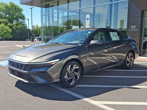New 2026 Hyundai Elantra Limited FWD image 2