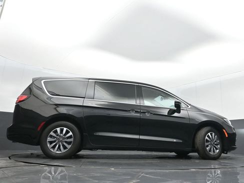 Certified 2024 Chrysler Pacifica Select image 35