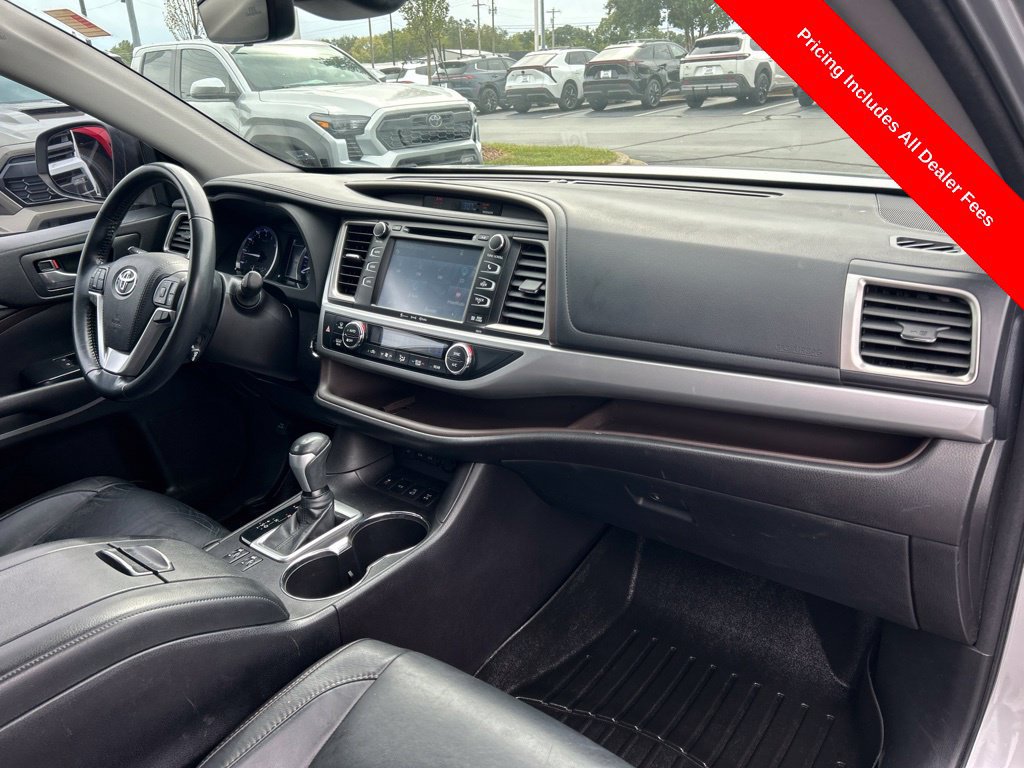 Used 2018 Toyota Highlander XLE AWD/4WD image 25