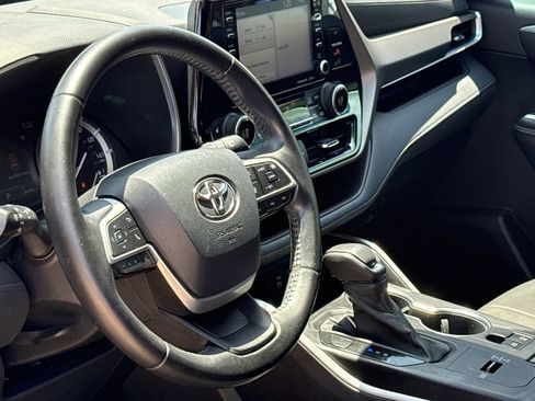 Used 2022 Toyota Highlander XLE FWD image 19