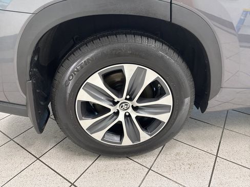 Used 2024 Toyota Highlander XLE image 12
