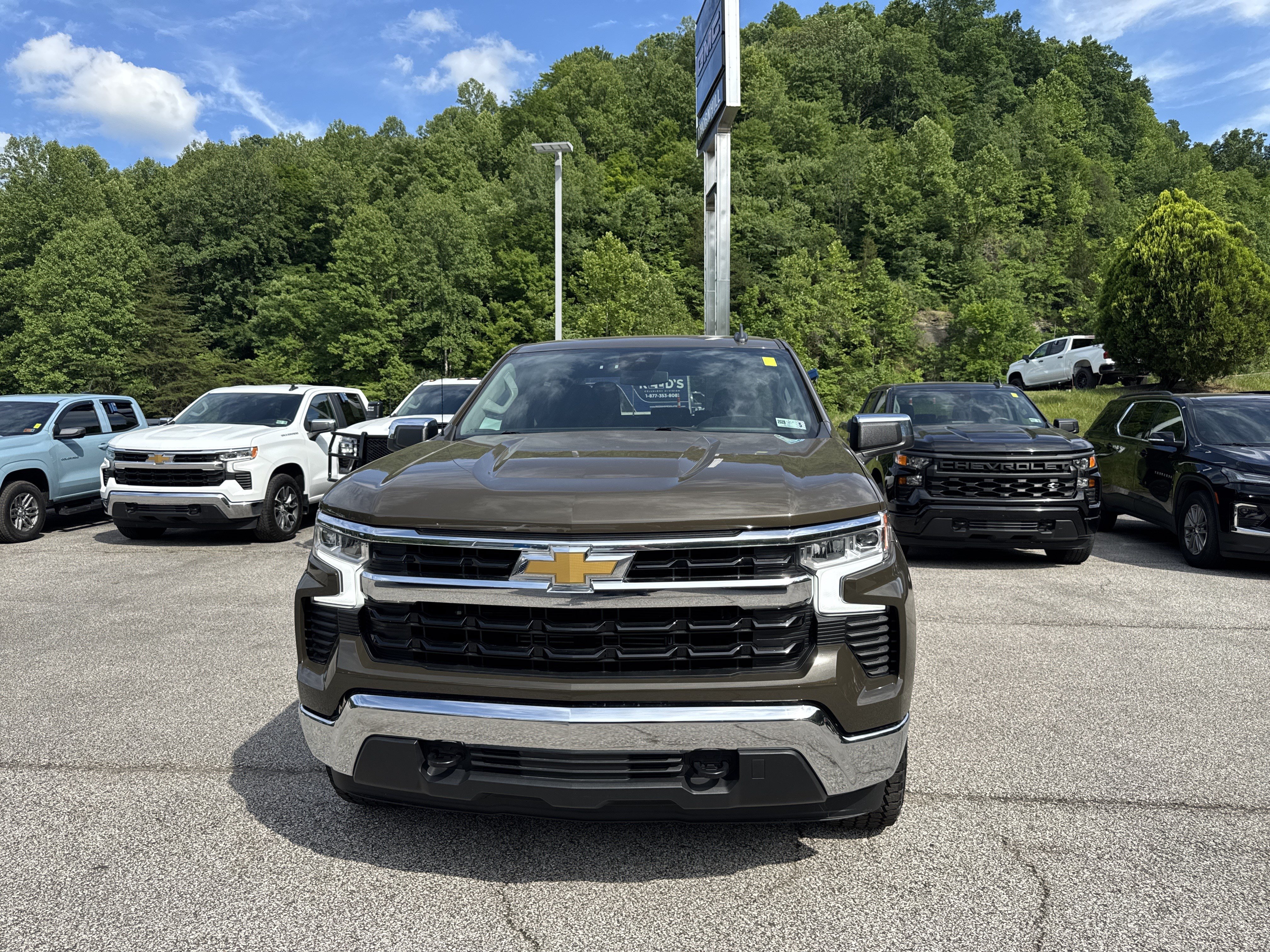 Used 2023 Chevrolet Silverado 1500 LT AWD/4WD image 3