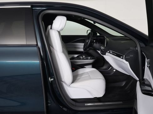 Used 2025 Cadillac Lyriq Luxury RWD image 33