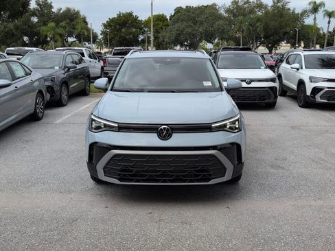 Used 2025 Volkswagen Taos SE w/ Panoramic Sunroof Package image 3