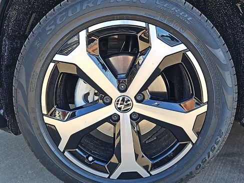 New 2026 Volkswagen Tiguan SE image 9