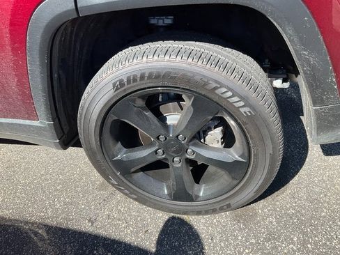 Used 2023 Jeep Grand Cherokee Altitude image 12